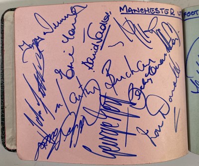 Lot 93 - MANCHESTER UNITED - FULL SET OF AUTOGRAPHS C EARLY 1970S.