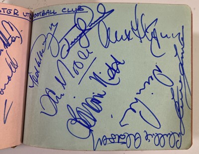 Lot 93 - MANCHESTER UNITED - FULL SET OF AUTOGRAPHS C EARLY 1970S.