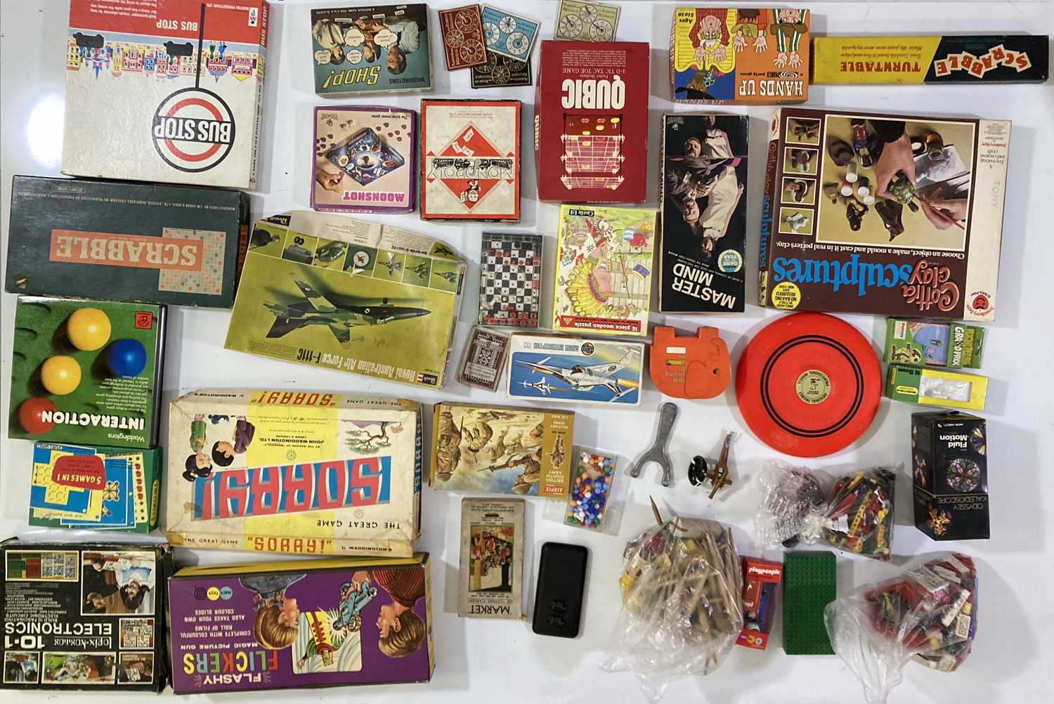 Lot 79 - VINTAGE TOYS AND GAMES.