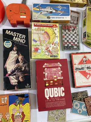 Lot 79 - VINTAGE TOYS AND GAMES.