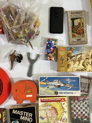 Lot 79 - VINTAGE TOYS AND GAMES.