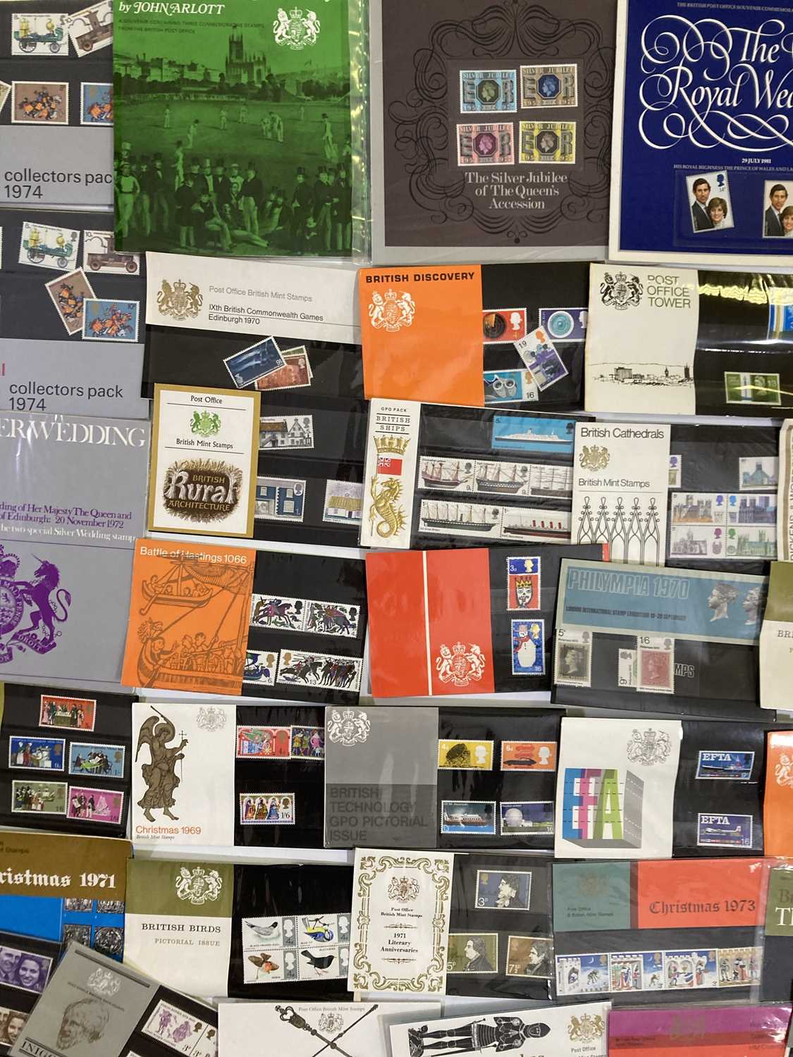 Lot 9 STAMPS UK PRESENTATION PACKS.