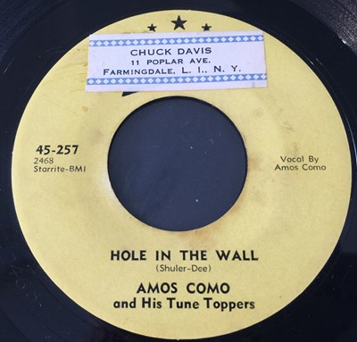 Lot 278 - AMOS COMO AND HIS TUNE TOPPERS - HOLE IN THE WALL / HEARTBROKEN LIPS (STARDAY RECORDS - 45-257)