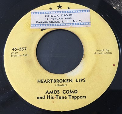 Lot 278 - AMOS COMO AND HIS TUNE TOPPERS - HOLE IN THE WALL / HEARTBROKEN LIPS (STARDAY RECORDS - 45-257)