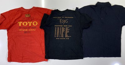 Lot 142 - TOTO TOUR / CREW CLOTHING.