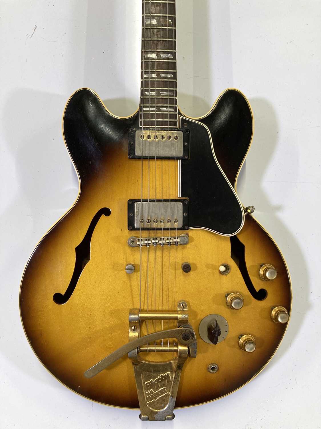 Lot 97 - GIBSON  - A 1964 ES345 STDV HOLLOW BODY ELECTRIC GUITAR.