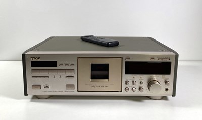 Lot 7 - TEAC STEREO CASSETTE DECK DOLBY S NR HX PRO V-8000S.