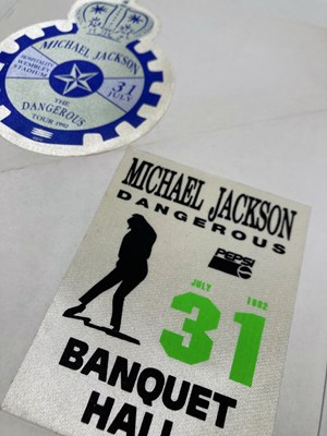 Lot 417 - MICHAEL JACKSON - DANGEROUS TOUR VIP COLLECTABLES.