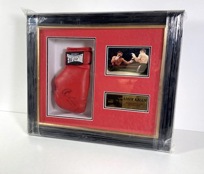 Lot 50 - BOXING INTEREST - AMIR KHAN SIGNED GLOVE.