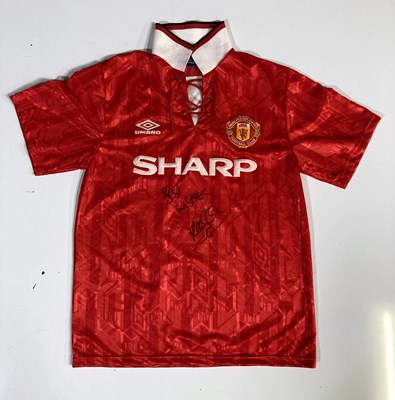 Lot 20 - FOOTBALL MEMORABILIA - A MANCHESTER UNITED SHIRT SIGNED BY LEE SHARPE.