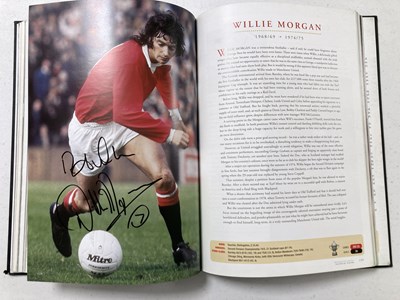 Lot 25 - MANCHESTER UNITED - MULTI SIGNED 'PLAYER BY PLAYER' BOOK.