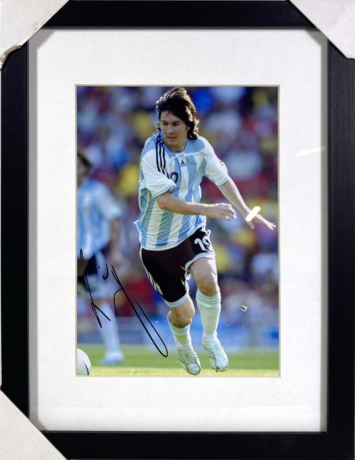 Lot 27 - FOOTBALL MEMORABILIA - LIONEL MESSI SIGNED PHOTO.