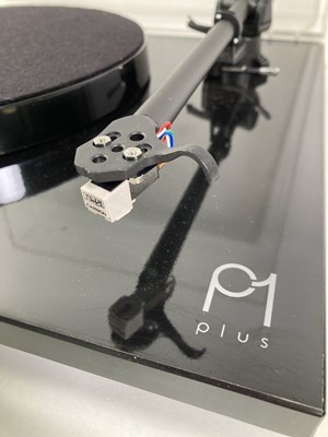 Lot 1 - REGA PLANAR P1 PLUS TURNTABLE.