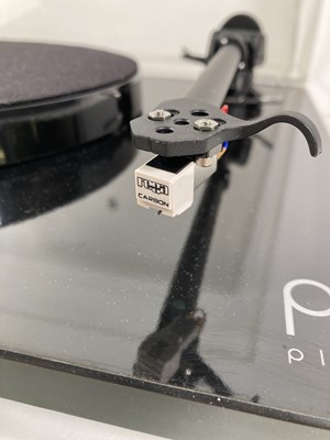 Lot 1 - REGA PLANAR P1 PLUS TURNTABLE.