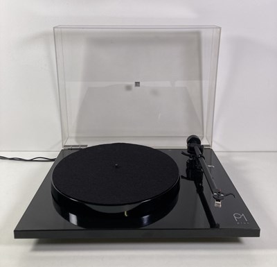 Lot 1 - REGA PLANAR P1 PLUS TURNTABLE.