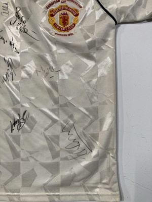 Lot 1 - MANCHESTER UNITED - 1991 SHIRT SIGNED BY CANTONA / BECKHAM / FERGUSON AND MORE.