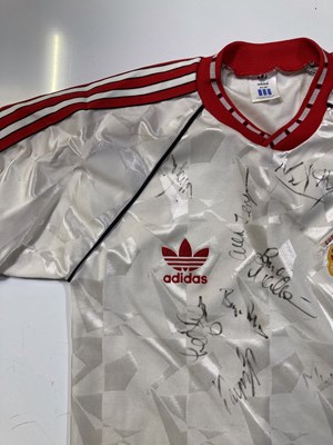 Lot 1 - MANCHESTER UNITED - 1991 SHIRT SIGNED BY CANTONA / BECKHAM / FERGUSON AND MORE.