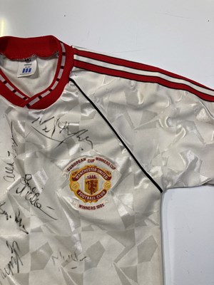 Lot 1 - MANCHESTER UNITED - 1991 SHIRT SIGNED BY CANTONA / BECKHAM / FERGUSON AND MORE.