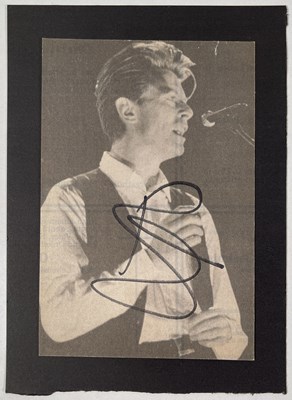 Lot 434 - DAVID BOWIE - SIGNED CARD.