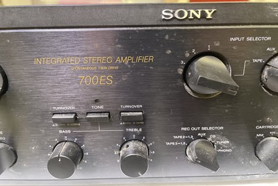 Lot 12 - SONY 700 ES INTEGRATED AMPLIFIER.