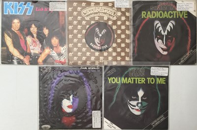 Lot 136 - KISS - SIGNED 7" PACK