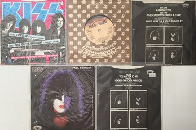 Lot 136 - KISS - SIGNED 7" PACK