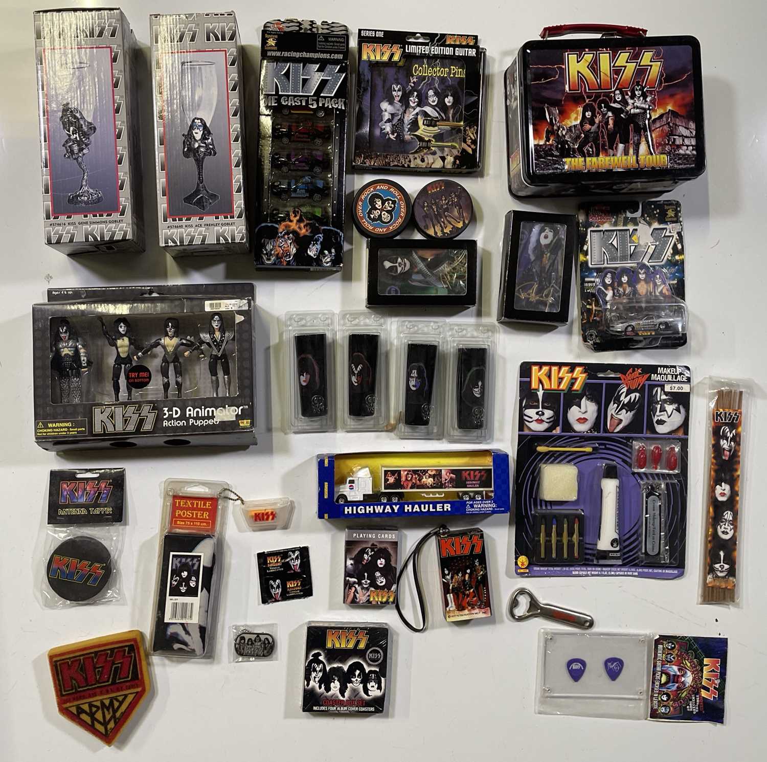 Lot 425 - KISS MEMORABILIA - TOYS AND COLLECTABLES.