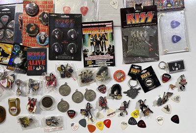 Lot 426 - KISS - BADGES / PINS / COLLECTABLES.