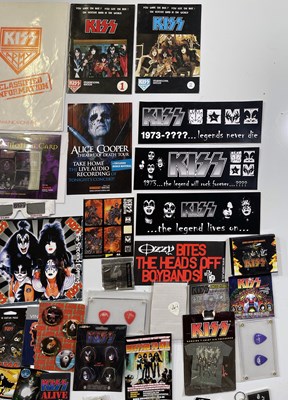 Lot 426 - KISS - BADGES / PINS / COLLECTABLES.