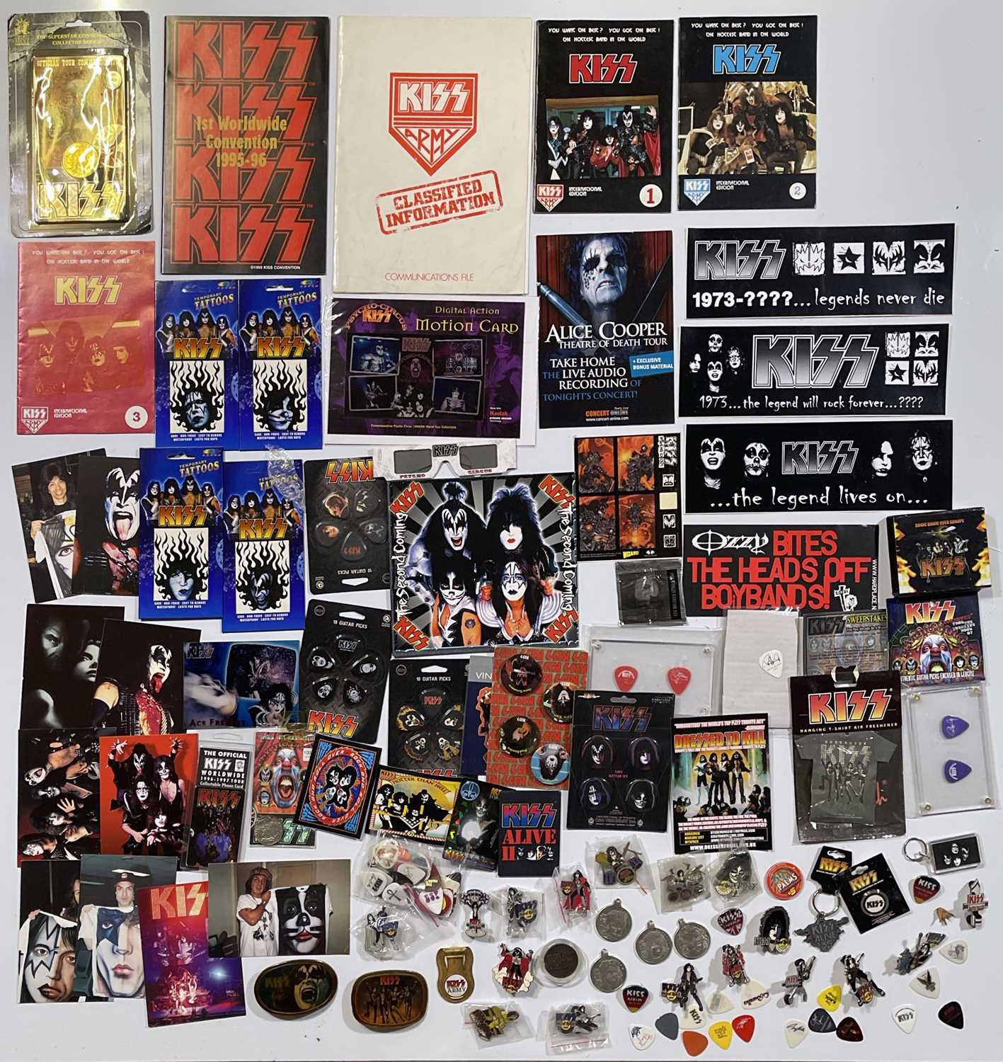 Lot 426 - KISS - BADGES / PINS / COLLECTABLES.