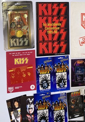 Lot 426 - KISS - BADGES / PINS / COLLECTABLES.