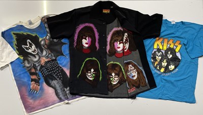 Lot 428 - KISS - CLOTHING / T-SHIRTS.