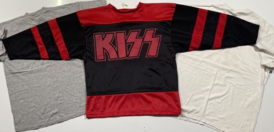 Lot 428 - KISS - CLOTHING / T-SHIRTS.