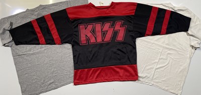 Lot 428 - KISS - CLOTHING / T-SHIRTS.