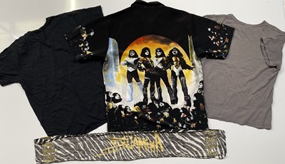 Lot 428 - KISS - CLOTHING / T-SHIRTS.