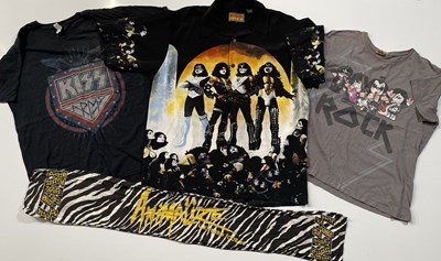 Lot 428 - KISS - CLOTHING / T-SHIRTS.