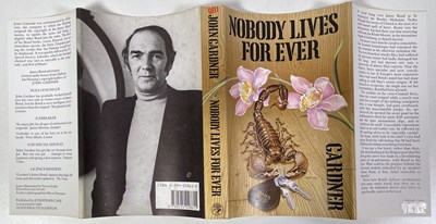 Lot 26 - JOHN GARDNER - JAMES BOND - NOBODY LIVES FOREVER - 1986- UK FIRST EDITION.