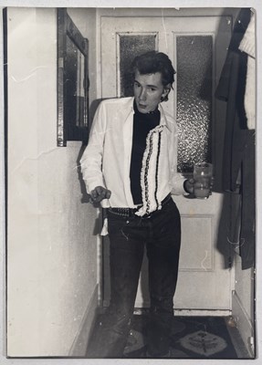 Lot 118 - THE SEX PISTOLS - JOHNNY ROTTEN - AN ORIGINAL PHOTOGRAPH.