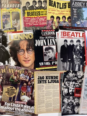 Lot 225 - THE BEATLES - ASSORTED COLLECTABLES.