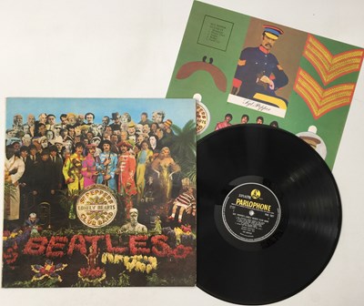 Lot 22 - THE BEATLES - SGT PEPPER'S LONELY HEARTS CLUB BAND LP (LABEL OMITS 'A DAY IN THE LIFE' - UK PMC 7027)