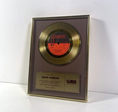 Lot 256 - BEATLES INTEREST - JULIAN LENNON OFFICIAL CANADIAN AWARD. ﻿