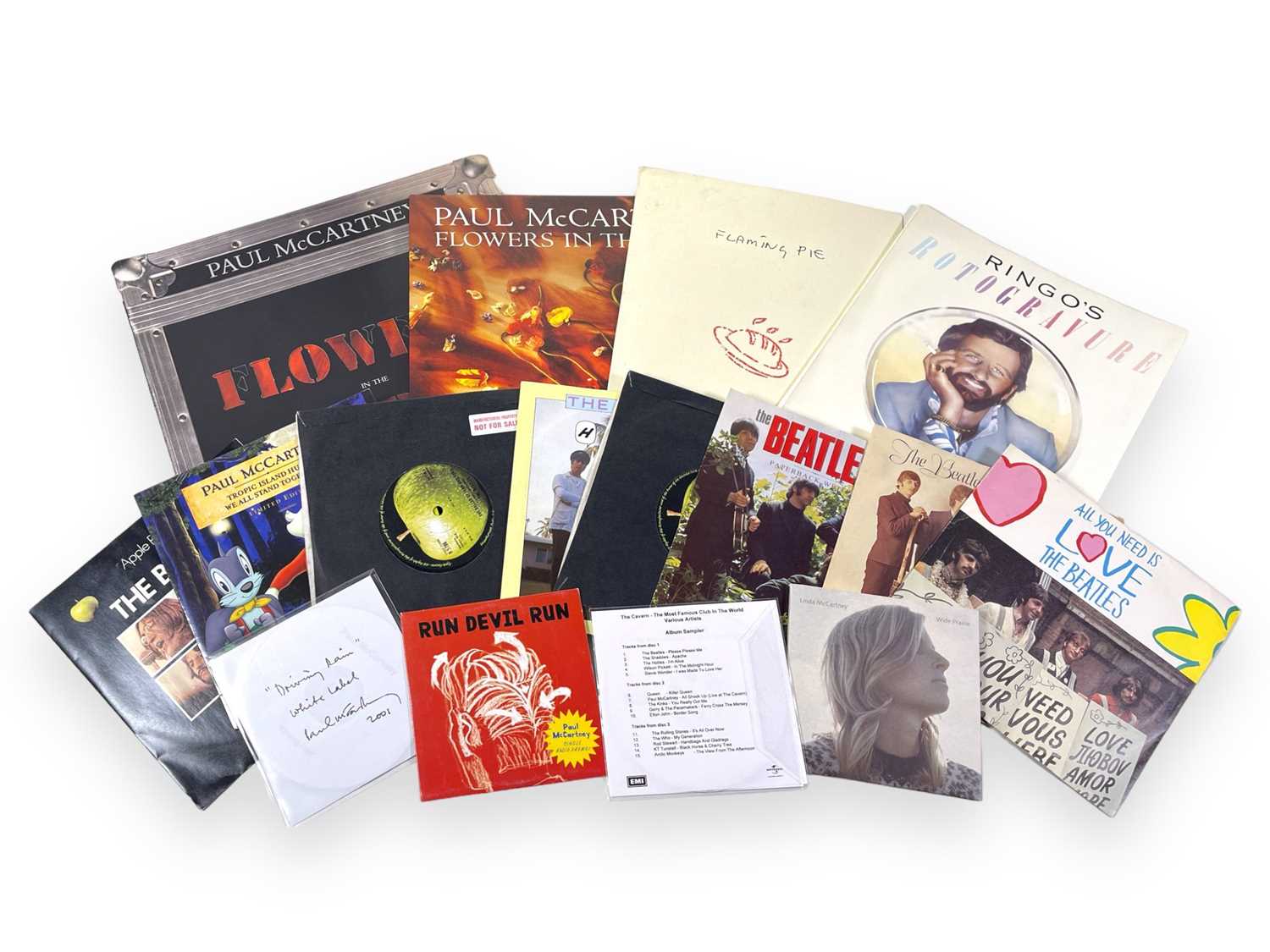 Lot 256 - THE BEATLES - PRESS PACKS AND PROMOTIONAL ITEMS.