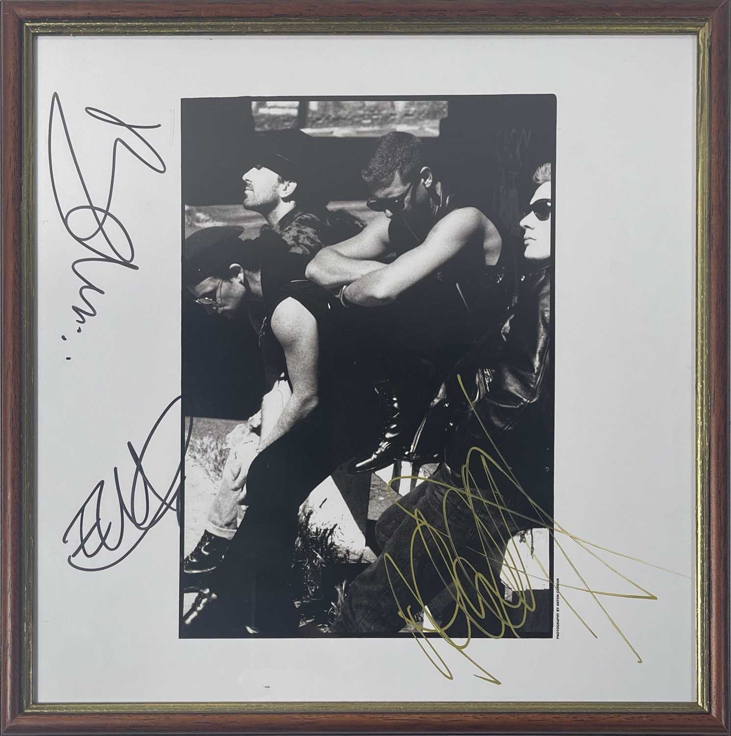 Lot 92 - U2 - A SIGNED PRINT.