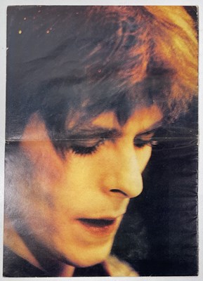 Lot 285 - DAVID BOWIE - A RECORD MIRROR MAGAZINE FULLY SIGNED BY BOWIE AND THE SPIDERS.