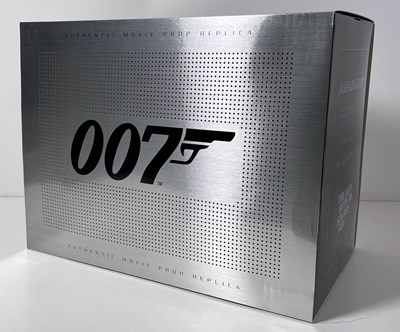 Lot 143 - JAMES BOND -  THE MAN WITH THE GOLDEN GUN - LIMITED EDITION FACTORY ENTERTAINMENT GOLDEN GUN REPLICA.