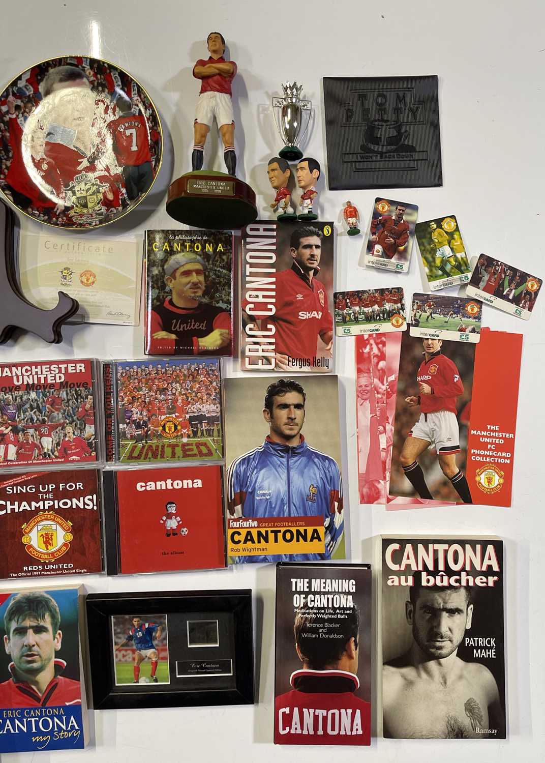 Lot 328 - FOOTBALL - MANCHESTER UNITED MEMORABILIA INC