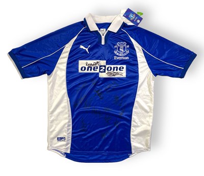 Lot 346 - EVERTON & MANCHESTER UNTIED RELATED ITEMS - EVERTON SIGNED SHIRT AND PHOTO INCLUDED.