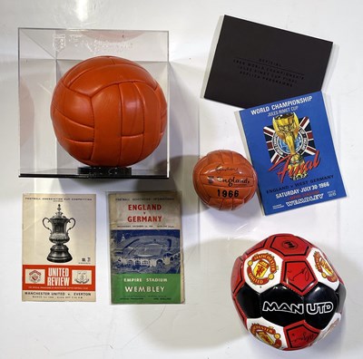 Lot 358 - FOOTBALL MEMORABILIA - MANCHESTER UNITED SIGNED FOOTBALL AND MORE.