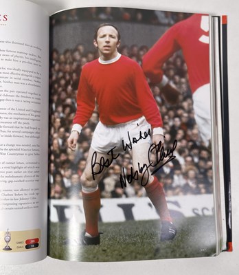 Lot 366 - FOOTBALL MEMORABILIA - MANCHESTER UNITED MULTI SIGNED 'PLAYER BY PLAYER' BOOK.