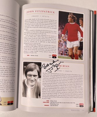 Lot 366 - FOOTBALL MEMORABILIA - MANCHESTER UNITED MULTI SIGNED 'PLAYER BY PLAYER' BOOK.